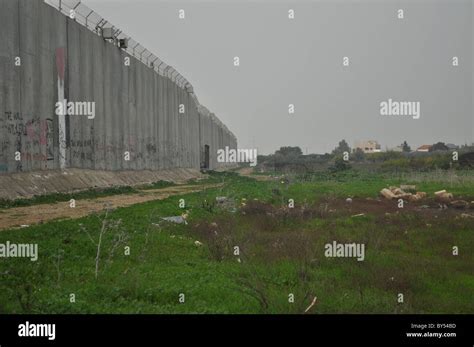 West bank, The wall in Qalqilya Stock Photo - Alamy