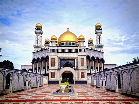 Contrasts in Brunei's Bandar Seri Begawan | LiveShareTravel