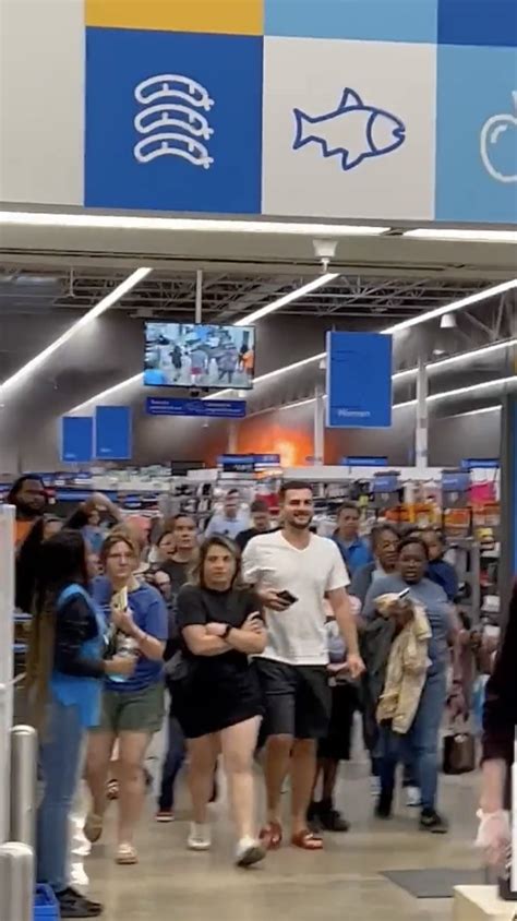 Fire at Peachtree City Walmart in Georgia sends customers running with ...