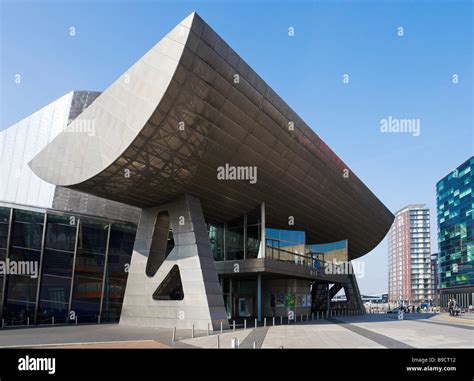 The Lowry Art Gallery and entertainment complex, Salford Quays, Greater ...