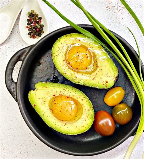 Delicious and Healthy Baked Avocado Egg - Delice Recipes