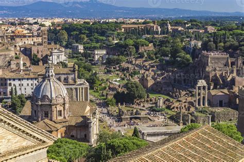 Vista aérea del Foro Romano en Roma, Italia 4926321 Foto de stock en Vecteezy