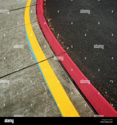 Yellow painted curb hi-res stock photography and images - Alamy