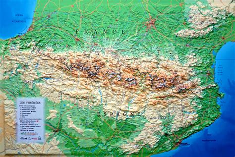 Relief map Pyrenees, medium as 3d map