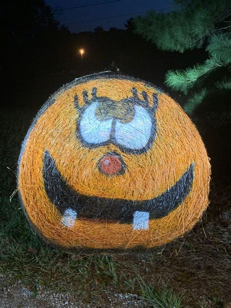 Round Halloween Hay Bale! Halloween decorations! | Halloween hay bale ...