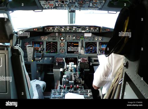 Boeing 737 aircraft cockpit and instrument panel of Stock Photo - Alamy