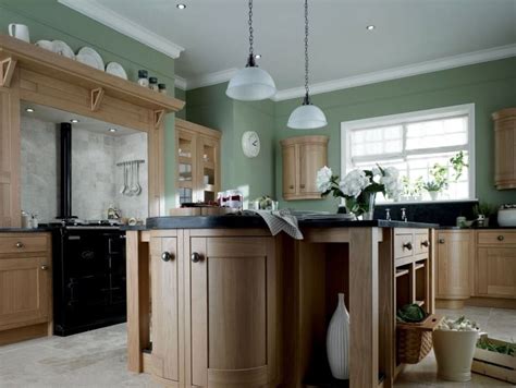 peinture cuisine en vert gris pâle et armoires en bois Green Kitchen Paint, Best Kitchen Colors ...