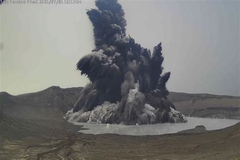 Volcanic eruption in the Philippines spews toxic gas, thousands of ...