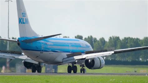 KLM Boeing 737 landing 7168689 Stock Video at Vecteezy