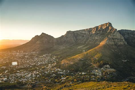 Man dies after falling off Table Mountain