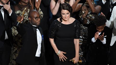 OSCAR 2017, I VINCITORI – MIGLIOR FILM È MOONLIGHT. ERRORE NELLA BUSTA E SUL PALCO SALE IL CAST ...