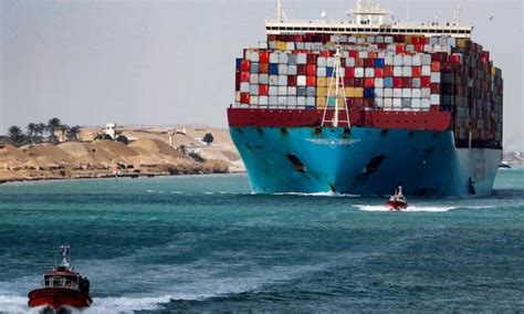 Cargo ship runs aground in Suez Canal