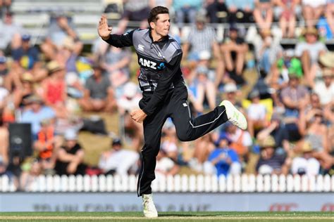 Who is Mitchell Santner looking forward to playing with at the IPL?