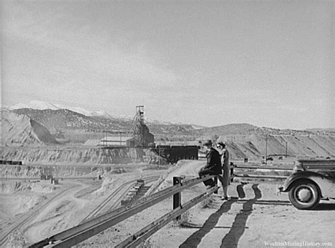 Tourists at Copper Pit - Ruth Nevada 1940