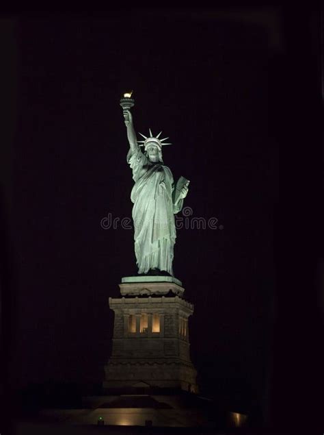 Estatua De La Libertad En La Noche Foto de archivo - Imagen de verde ...