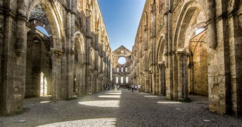 Sleeping in Tuscany farmhouses, for a journey to discover the mysterious Abbey of San Galgano ...