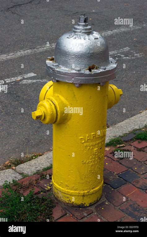 Yellow fire hydrant Stock Photo - Alamy