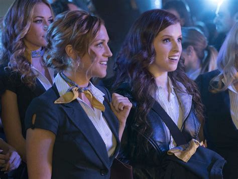 ‘Pitch Perfect’ Writer Discusses Bechloe’s Origins, Beca And Chloe’s Deleted Kissing Scene | IBTimes