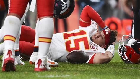 Chiefs QB Patrick Mahomes suffers patella dislocation