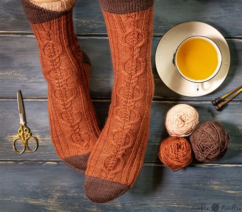 Stylish men's cable knit socks [Free knitting pattern]