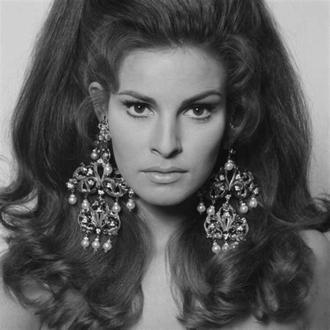 Classic beauty | Raquel welch, Atrizes, Garotas