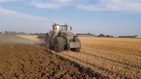 Fendt 1050 Vario plowing 2 - YouTube