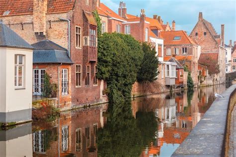 Premium Photo | City view of bruges canal with beautiful houses