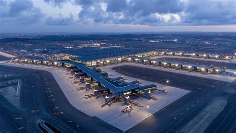 Toujours aussi contesté, le nouvel aéroport d'Istanbul tourne (enfin) à plein régime | France Inter