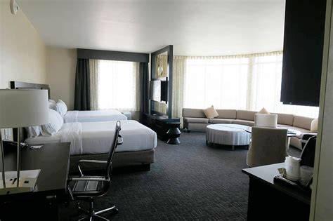 Review of Holiday Inn Express & Suites in Anaheim Resort Area Near Disneyland — All for the Boys