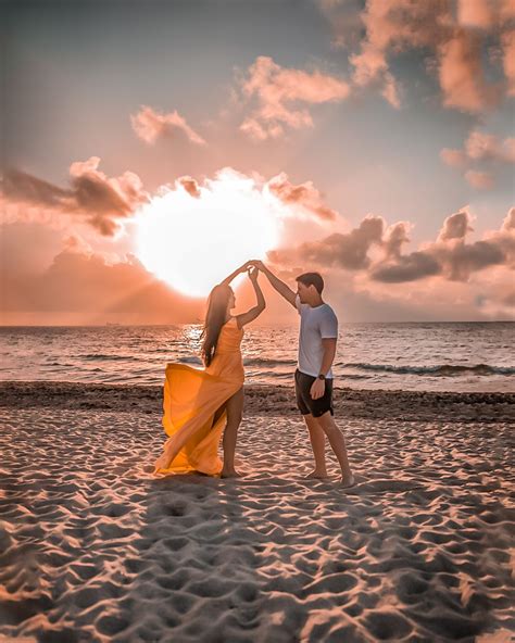 Beach couple photoshoot. Engagement picture, photo of ocean, sunset photoshoot, c… | Couple ...