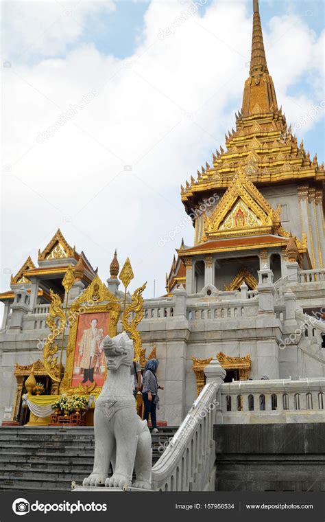 Tourists visit the Wat Traimit in Bangkok – Stock Editorial Photo © tang90246 #157956534