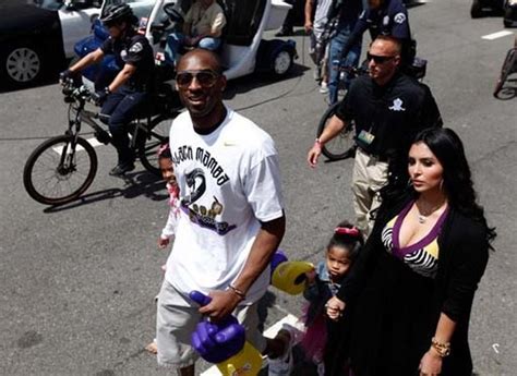 2010 Lakers' Parade - Photo 1 - CBS News