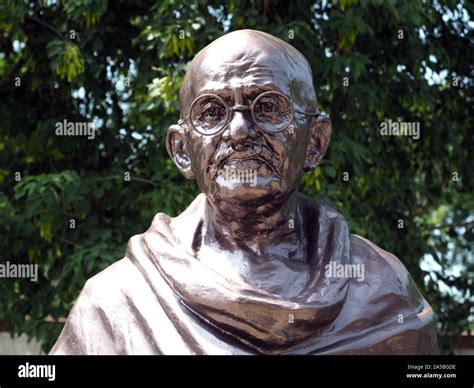 India mahatma gandhi statue hi-res stock photography and images - Alamy