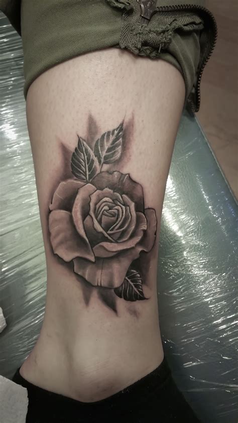 rose tattoo, black and white rose. | Kleine knöchel tattoos, Raben ...