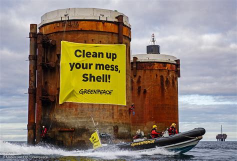 Greenpeace activists board Shell oil rigs in protest against plans to ...