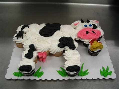 Cow Cupcake Cake — Cupcakes! | Cupcake idées, Idée gateau, Gateau cupcake