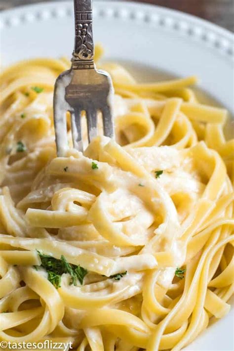 Homemade Alfredo Sauce Recipe {Easy Creamy Pasta Sauce}