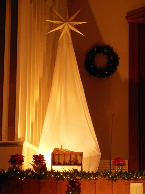 Star and manger scene, Christmas Eve 2014 Fort Dodge United Methodist Church, Fort Dodge, IA ...