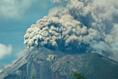 Time-lapsed Video and Photos of Guatemala's Fuego Volcano Erupting - Revue Magazine