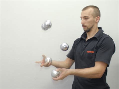 How to Juggle Five Balls: 15 Steps - wikiHow