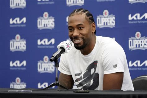 Muscled-up Kawhi Leonard holds court in Clippers' camp opener - Los ...