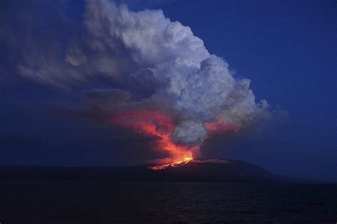 Eruzione del vulcano Wolf, lo spettacolo delle Isole Galapagos (FOTO) - Il Fatto Quotidiano