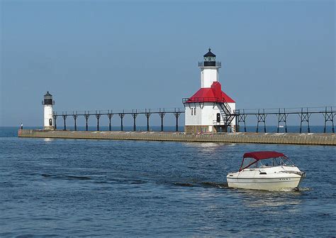 Duluth Harbor North Pier Light (with Map & Photos)