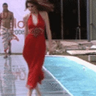 This model who was a little too fabulous for the runway: | Funny gif, Fashion fail, Cool gifs