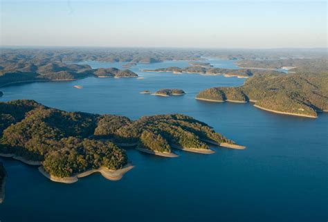 Chris Craft Commander Forum: 42 Commander appears on Dale Hollow Lake, Tennessee