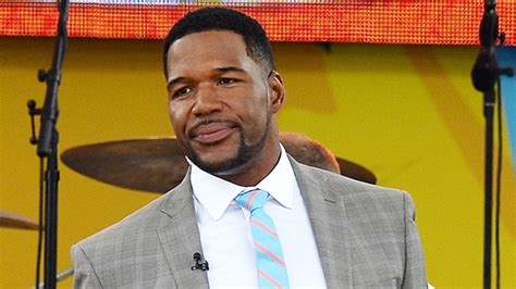 Michael Strahan’s Finger Injury — See His Massive Pinky Bandage ...