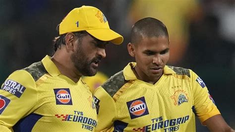 "Mahi bhai would always sit with juniors"- Deepak Chahar on how MS Dhoni treats his players at CSK