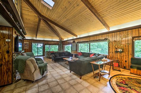 'Pine Lodge Cabin' on 450 Acres in Ozark Mountains - Compton, AR | Evolve