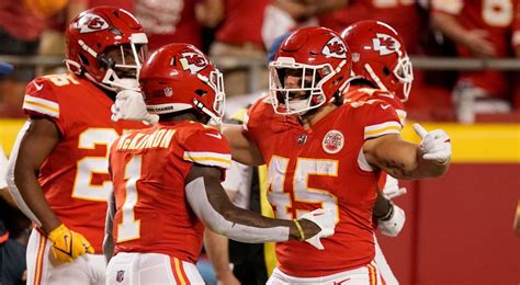 Mahomes, Watson help Chiefs rally past Chargers in early AFC West showdown