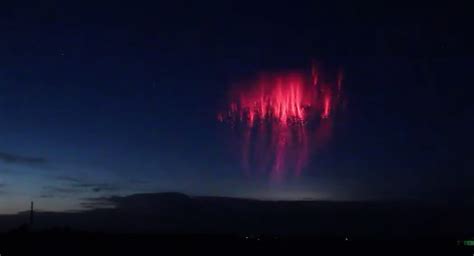 THECOCONUTWHISPERER : Watch An Astrophotographer Capture ‘Giant Red Jellyfish Lighting Bolts ...